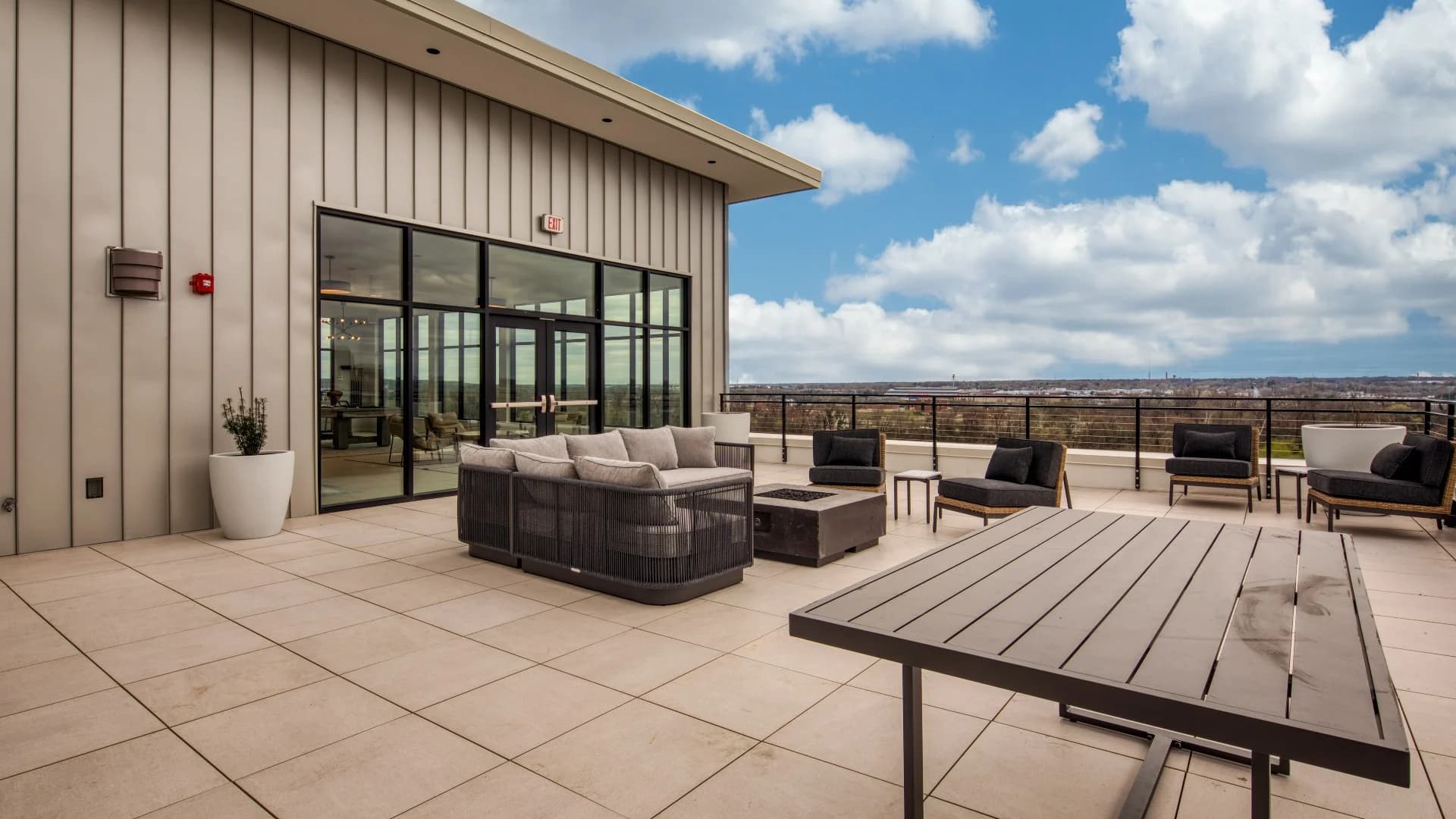 sky_lounge_deck